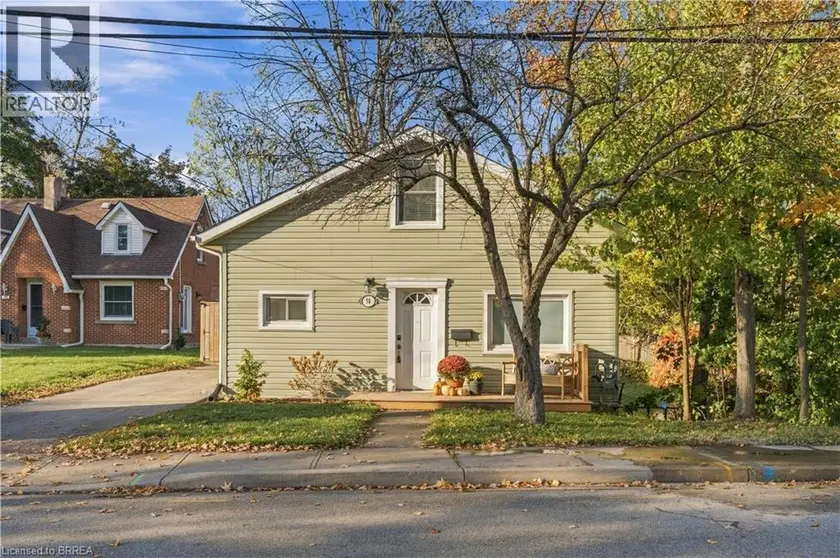 Detached at 98 DUNDAS Street W, Paris