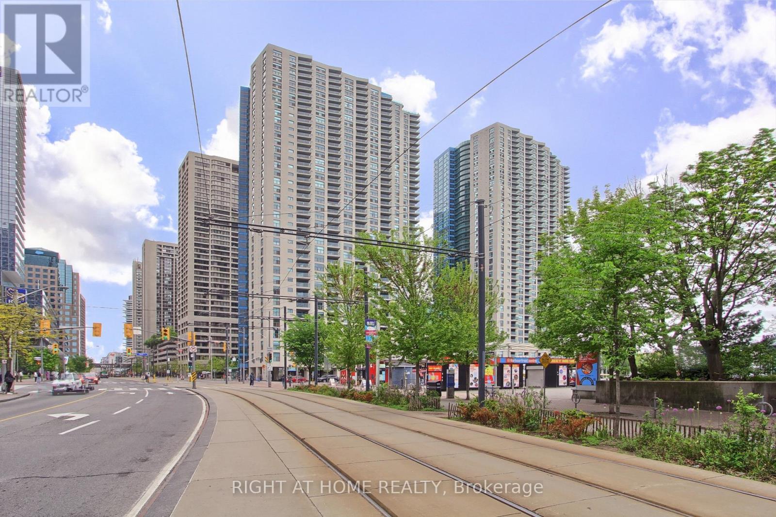 Apartment at 504 - 77 HARBOUR SQUARE, Toronto (Waterfront Communities)
