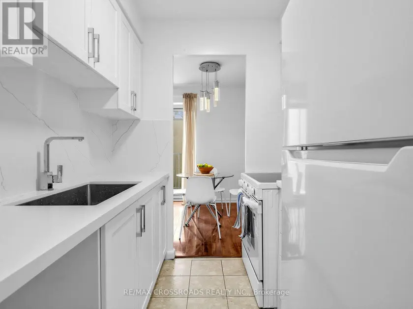 Apartment at 407 - 8 KINGSBRIDGE COURT, Toronto
