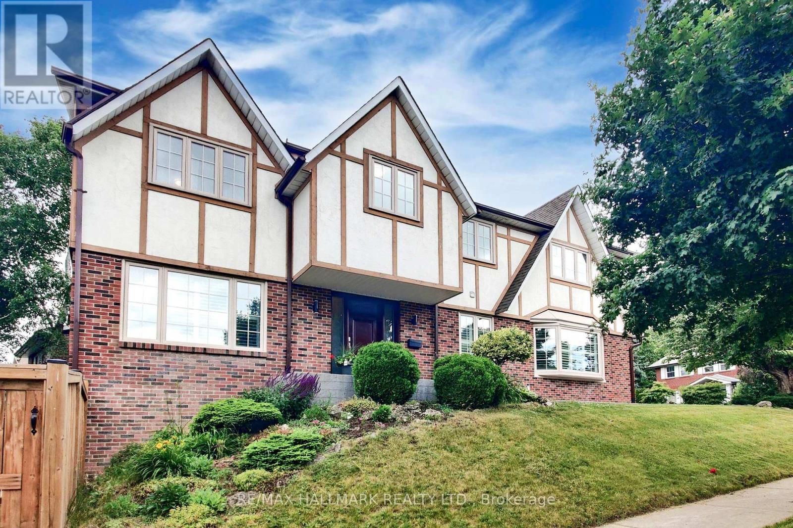 Detached at 2 BUTTERFIELD DRIVE, Toronto (Parkwoods-Donalda)