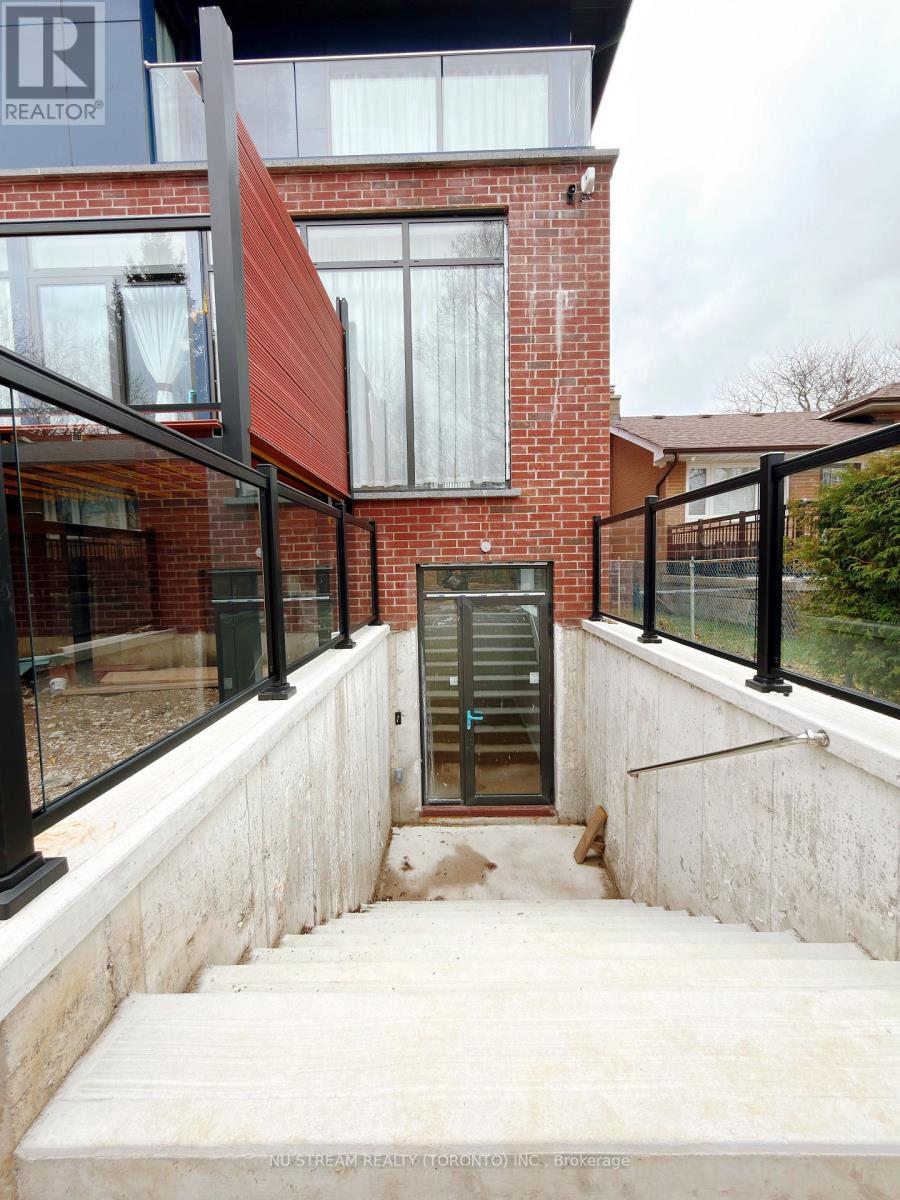 Detached at 17 CAVOTTI CRESCENT, Toronto
