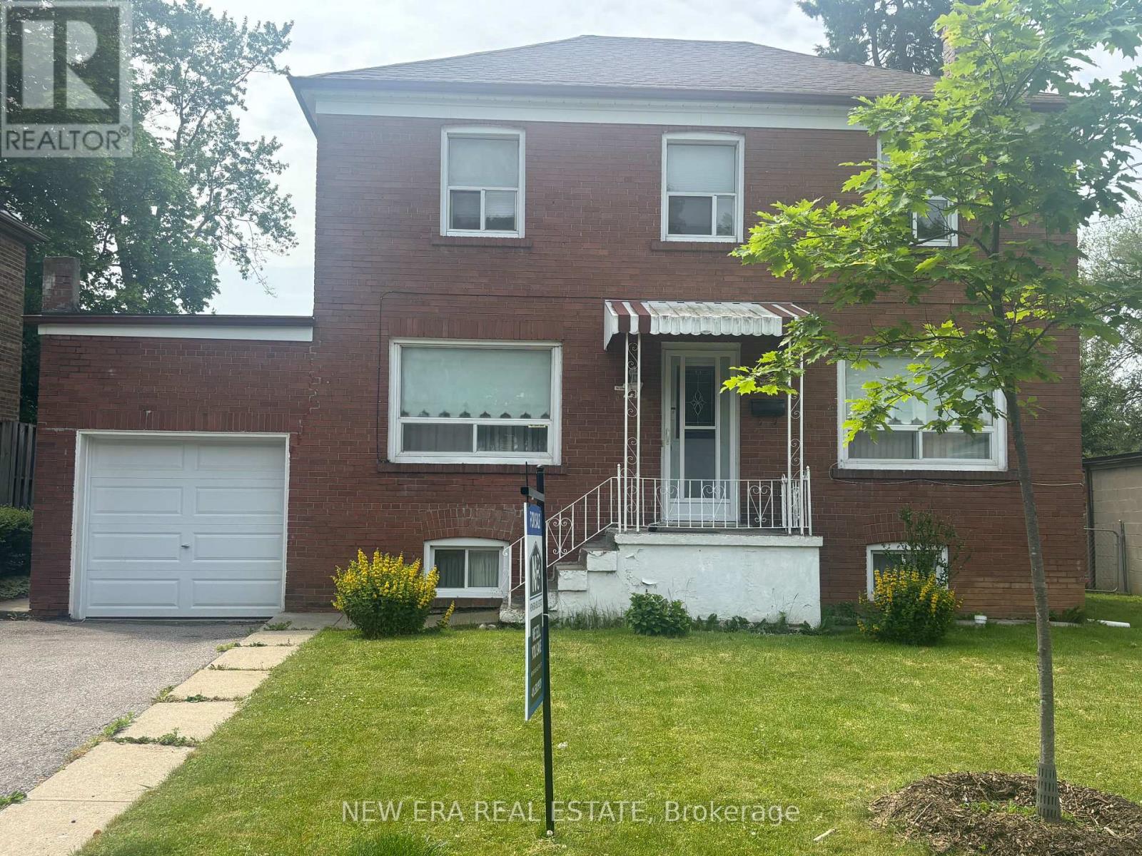 Detached at 27 DELL PARK AVENUE, Toronto (Englemount-Lawrence)