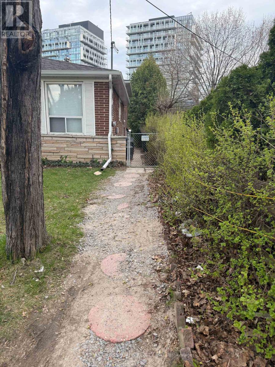 Detached at 3 LISBURN CRESCENT, Toronto (Don Valley Village)
