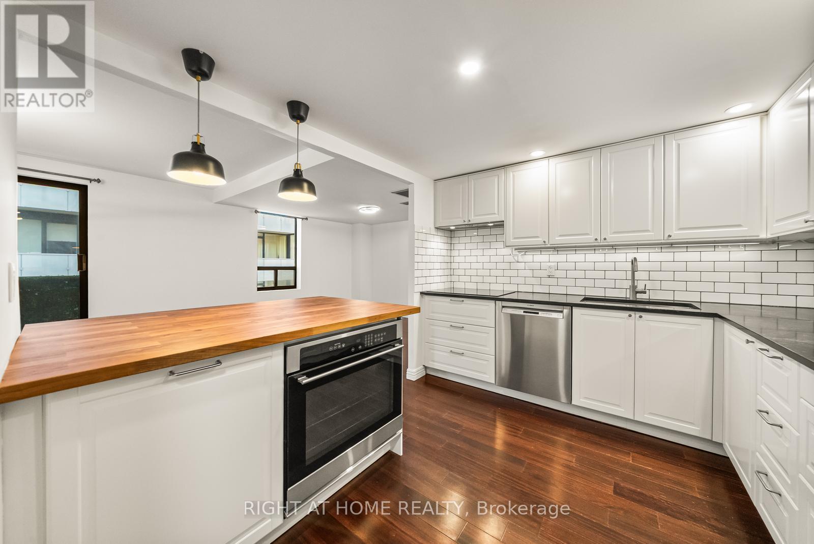 Apartment at 605 - 19 DUNDONALD STREET, Toronto (Church-Yonge Corridor)