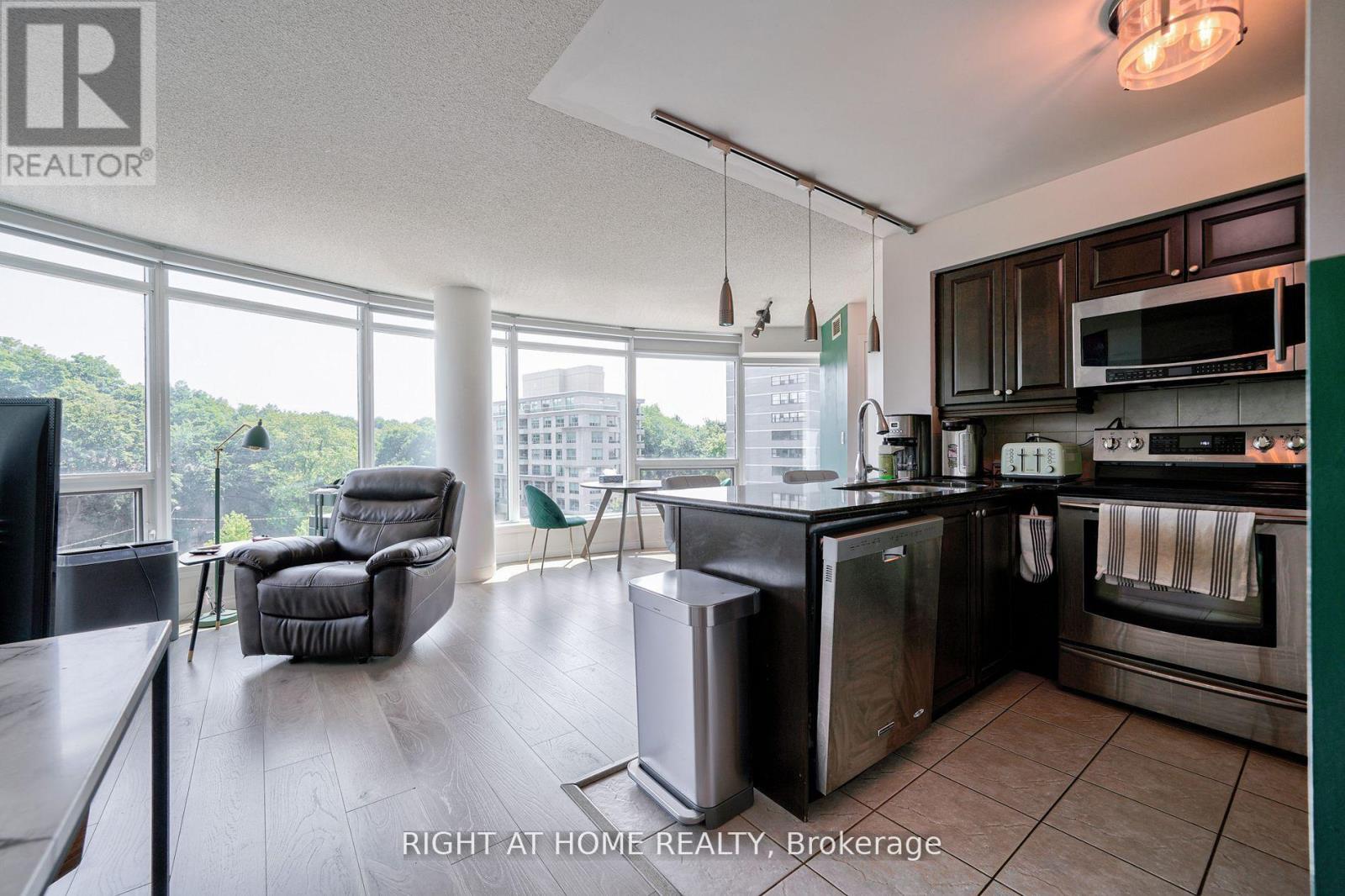 Apartment at 813 - 18 VALLEY WOODS ROAD, Toronto
