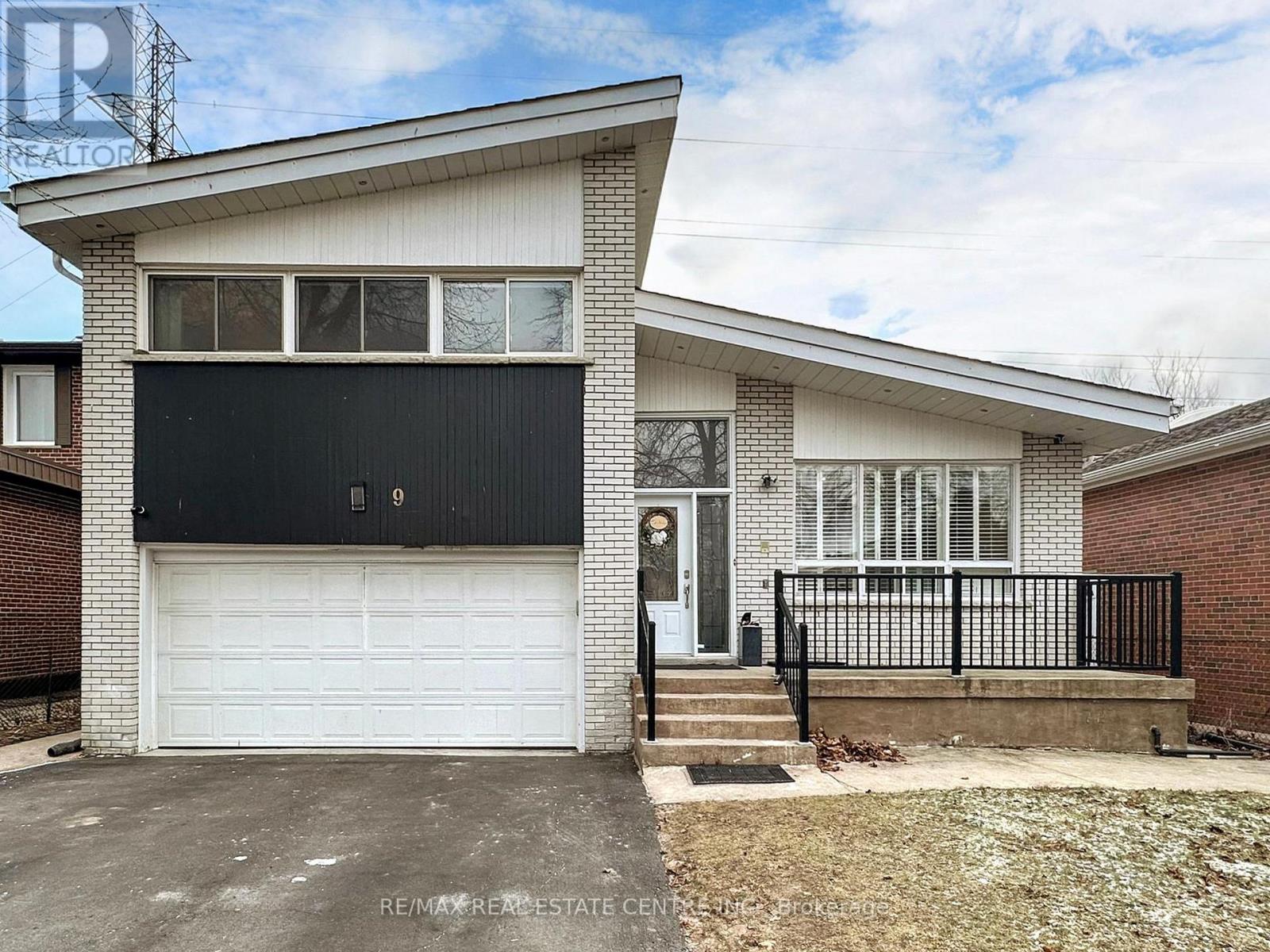 Detached at 9 FAIRCHILD AVENUE, Toronto (Newtonbrook West)