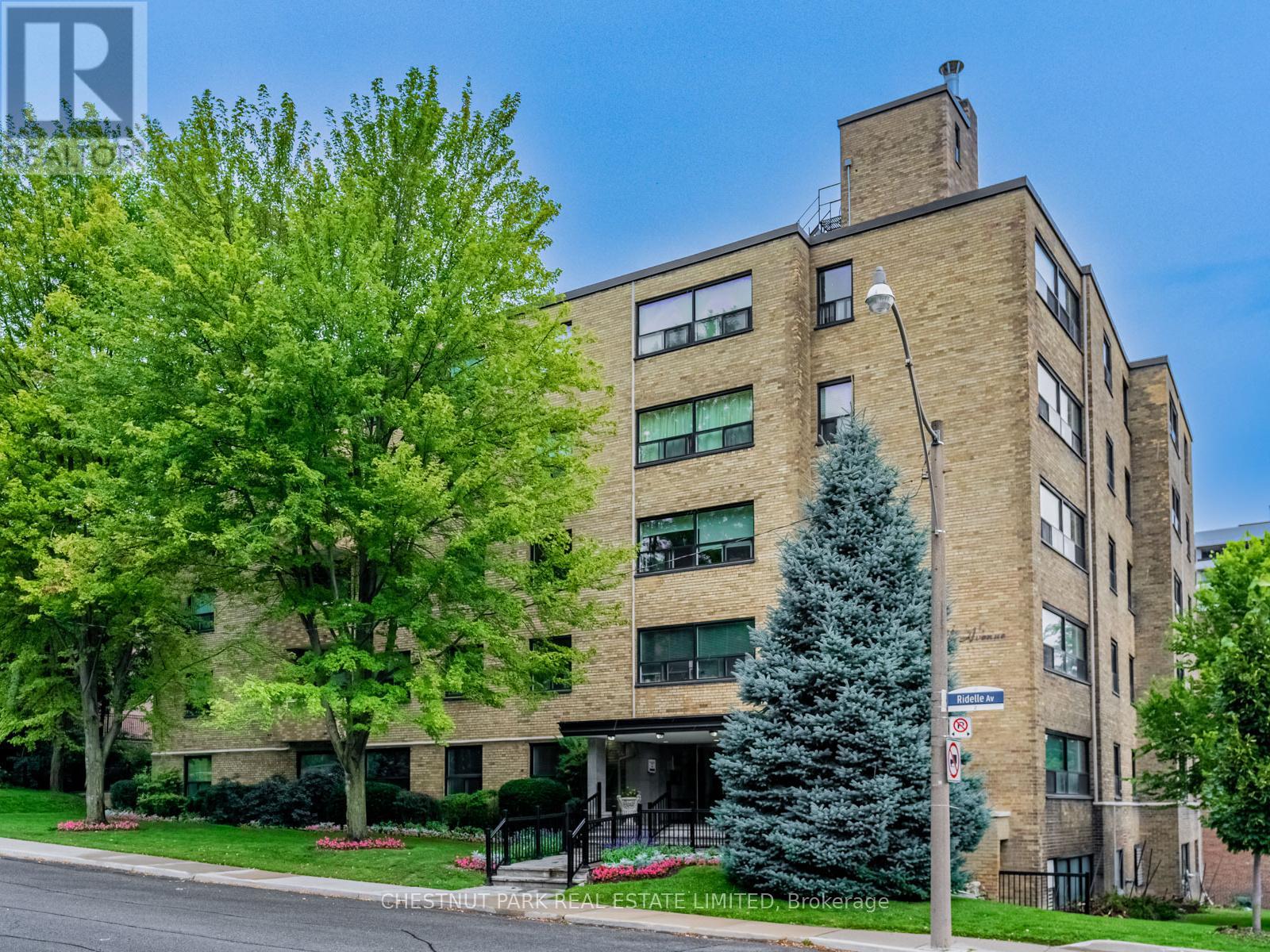 Apartment at 404 - 2 RIDELLE AVENUE, Toronto (Forest Hill North)