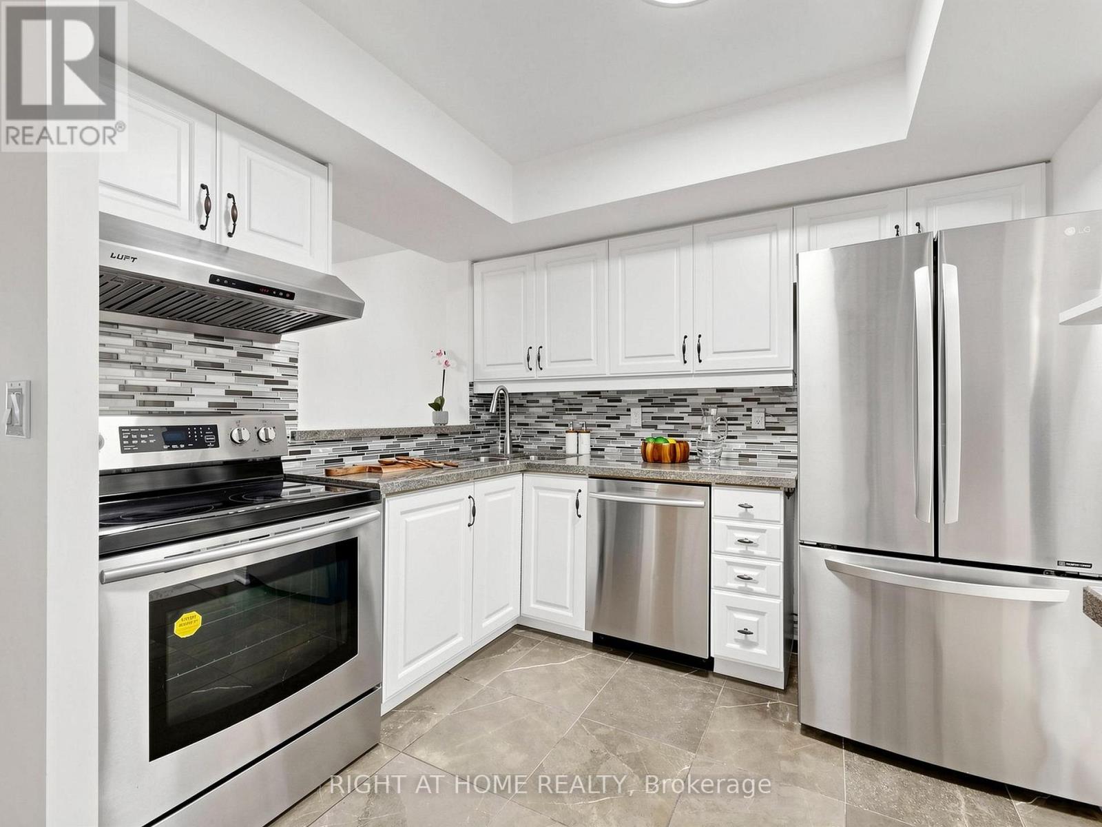 Townhouse at 1520 - 28 SOMMERSET WAY, Toronto