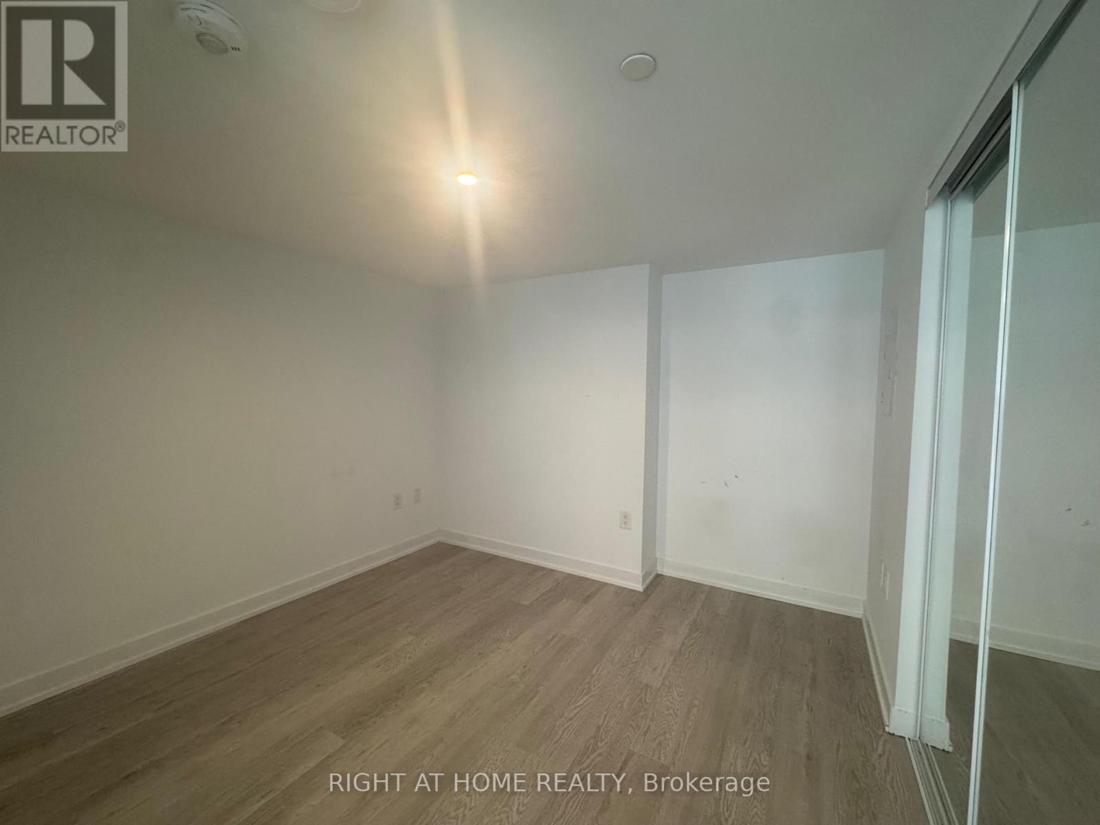 Apartment at 322 - 3 STRATHGOWAN AVENUE, Toronto (Lawrence Park South)
