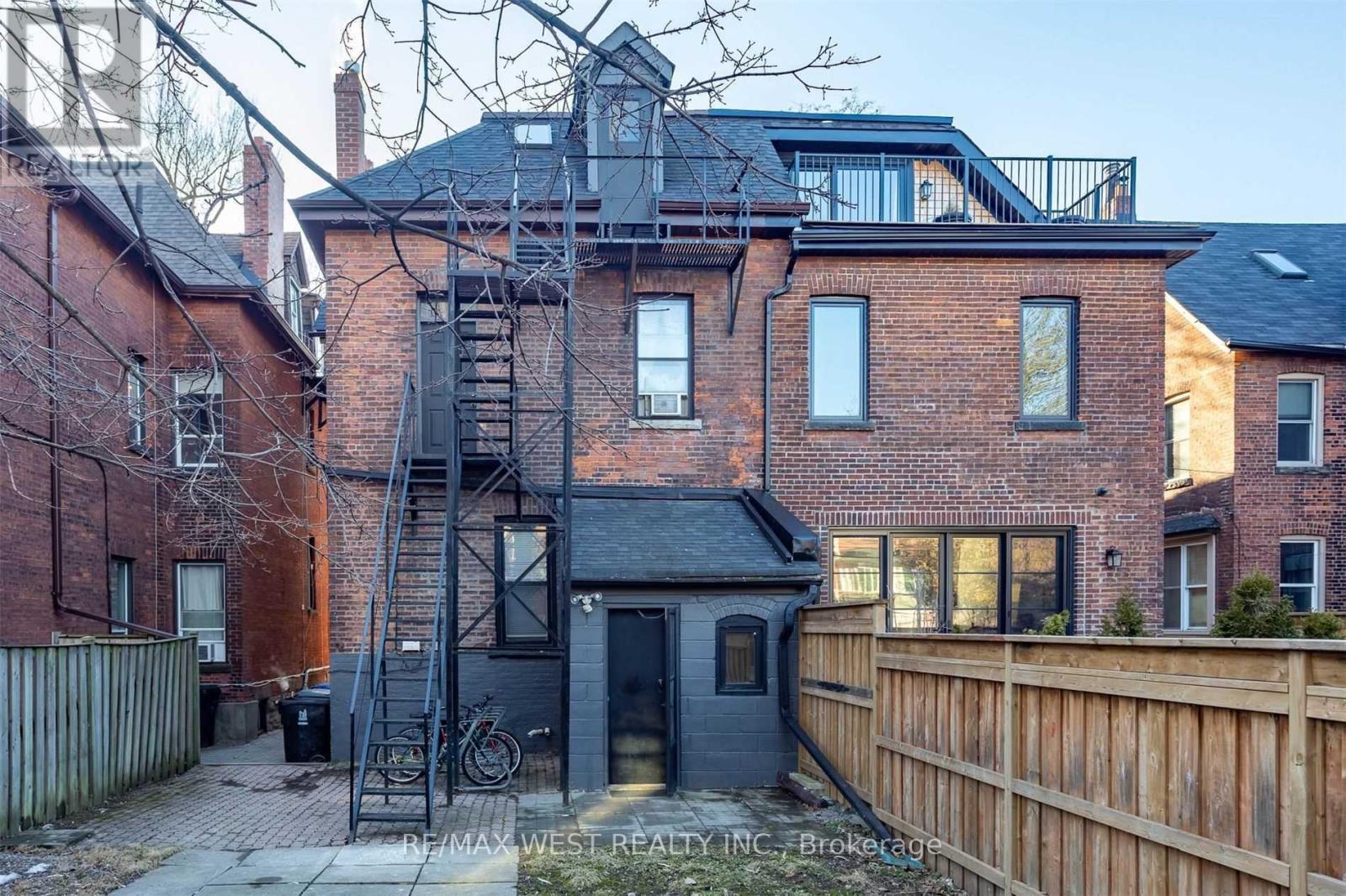 Semi-Detached/Link at 125 MADISON AVENUE, Toronto