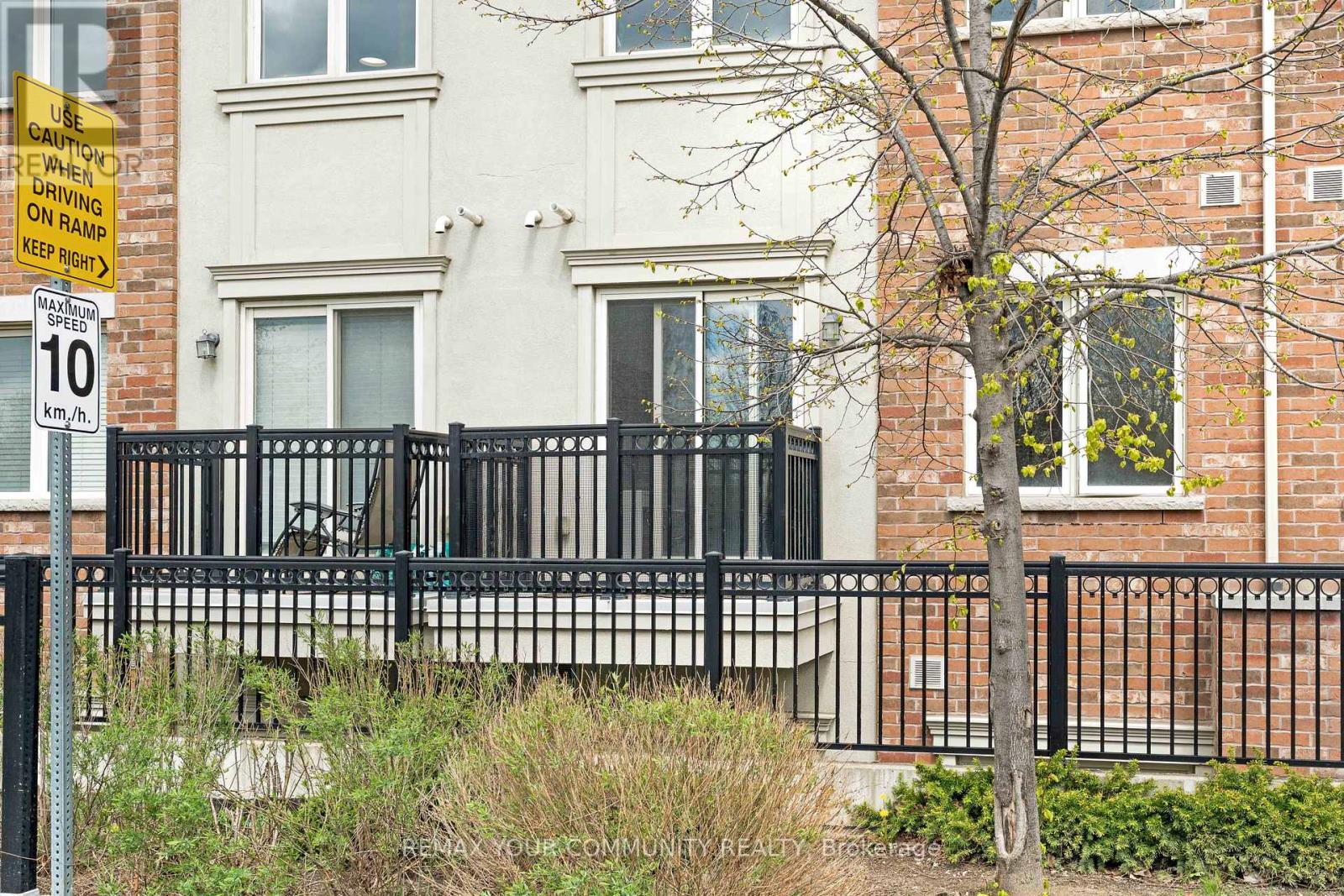 Townhouse at 218 - 17 CONEFLOWER CRESCENT, Toronto