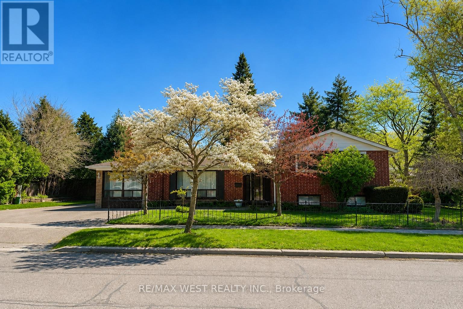 Detached at 2 LISBURN CRESCENT, Toronto (Don Valley Village)