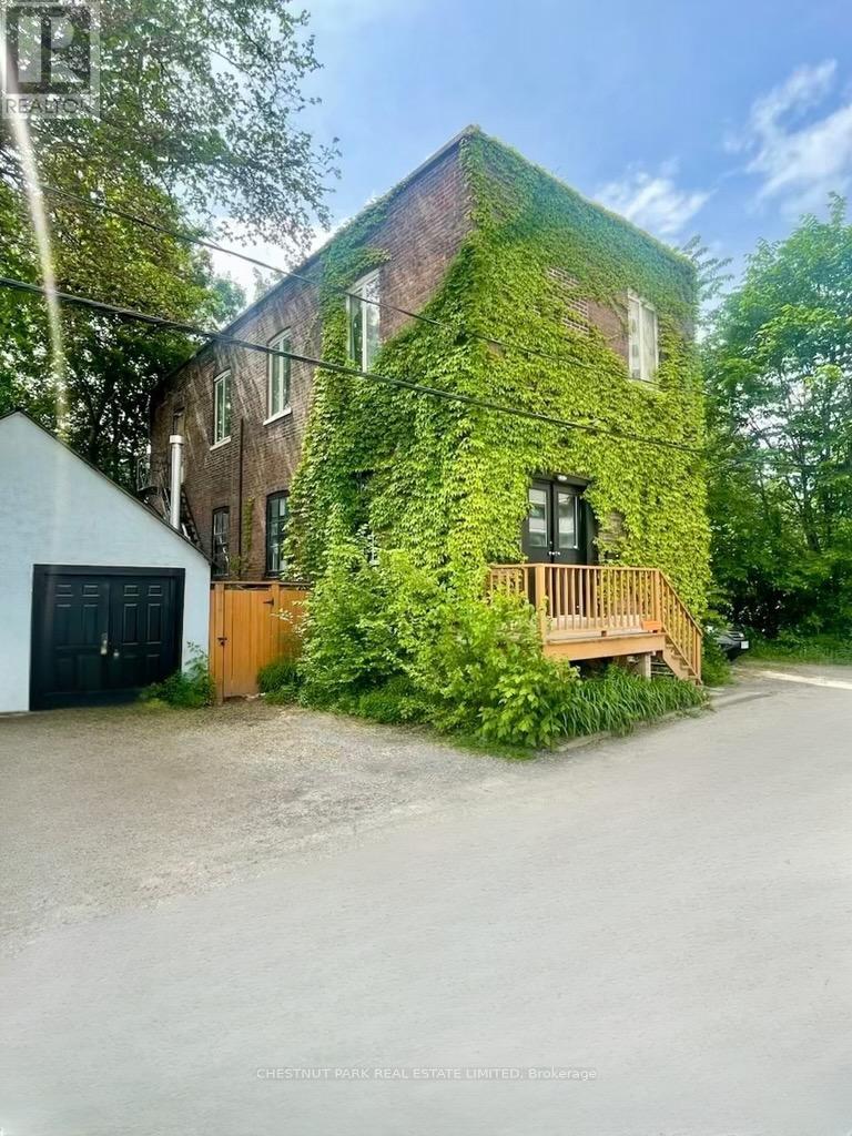 Multiplex at 156 SUSSEX MEWS, Toronto (University)