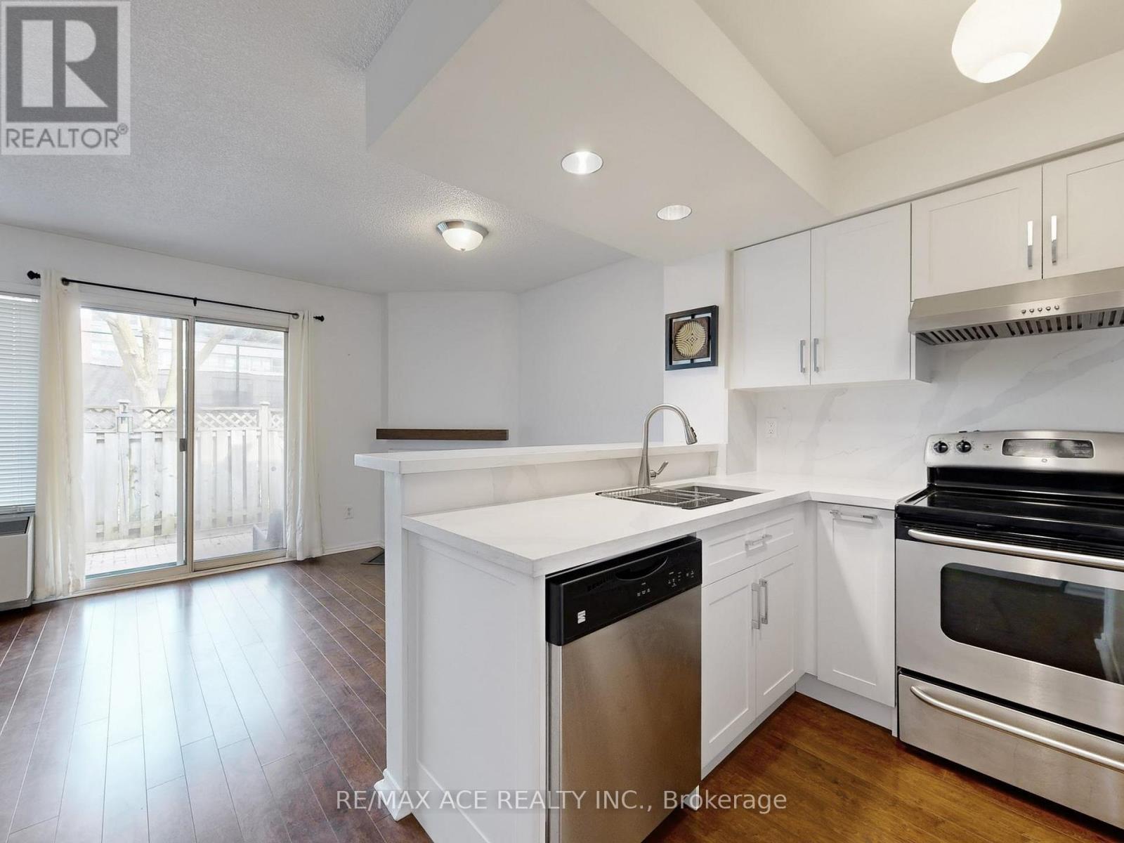 Townhouse at 14 - 660B WELLINGTON STREET W, Toronto