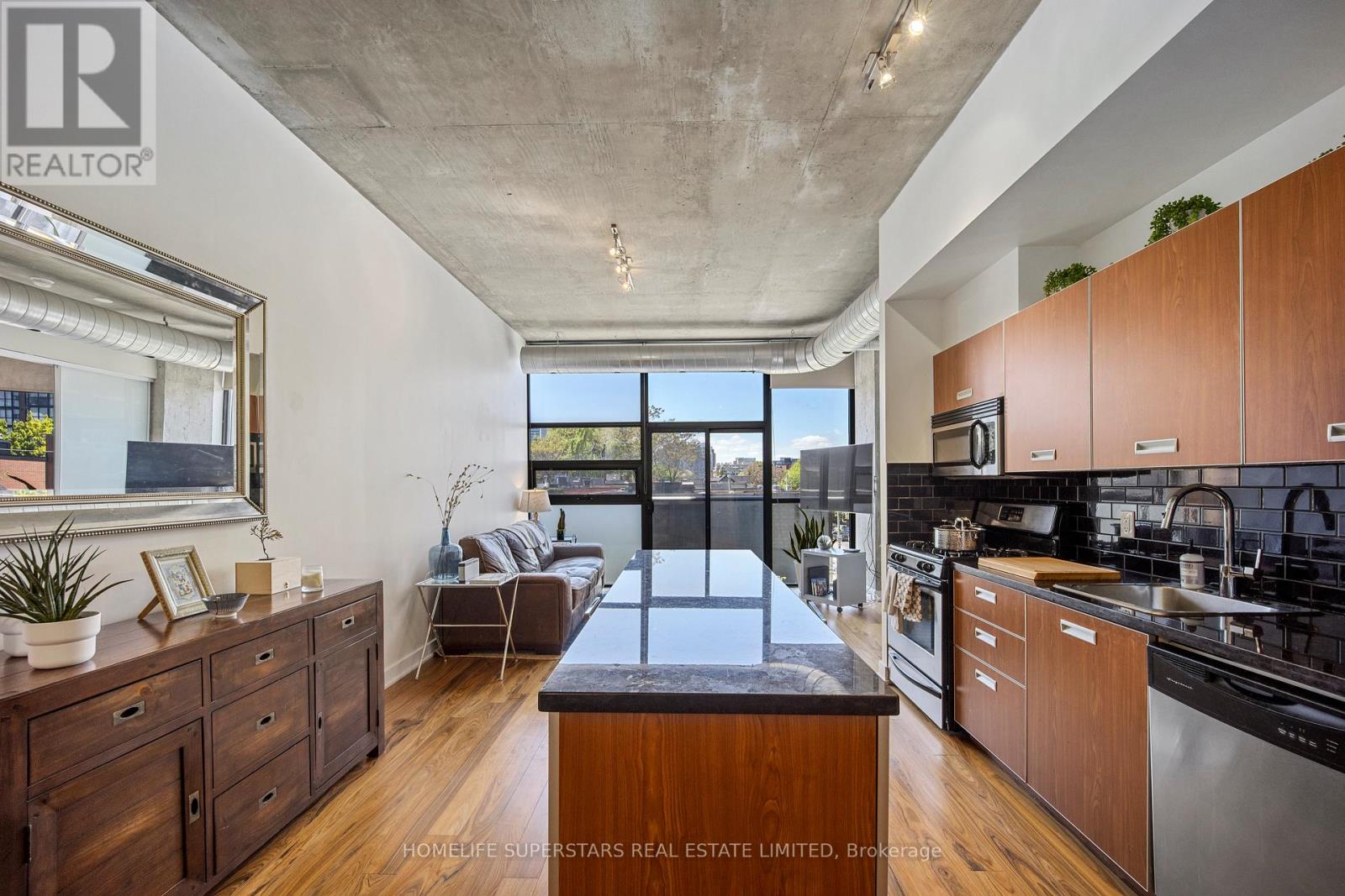 Apartment at 303 - 60 BATHURST STREET, Toronto (Niagara)