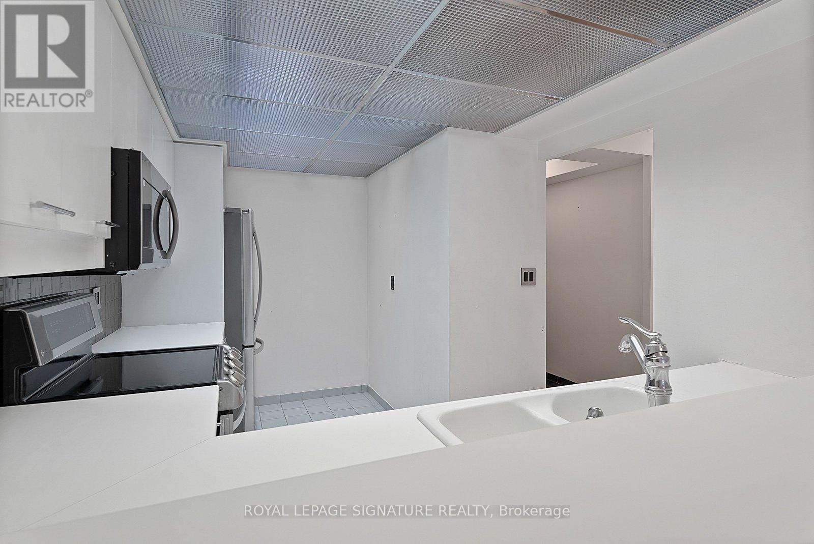 Apartment at 206 - 18 HOLLYWOOD AVENUE, Toronto