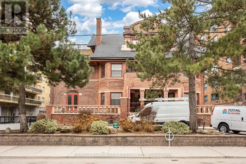 Apartment at 203 - 212 ST GEORGE STREET, Toronto