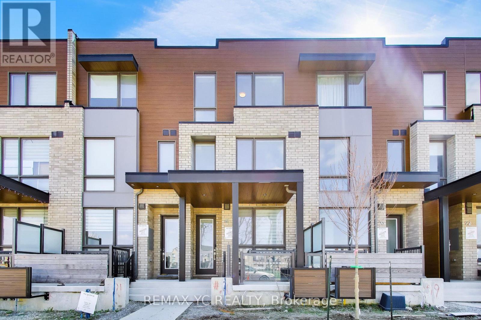 Townhouse at 18 DEEP ROOTS TERRACE, Toronto (Englemount-Lawrence)