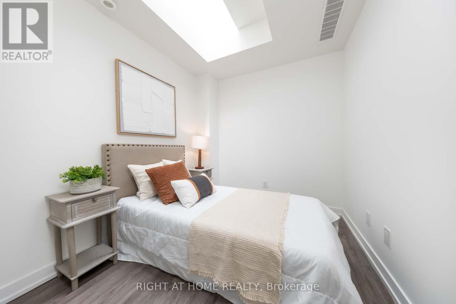 Townhouse at 33 - 871 SHEPPARD AVENUE W, Toronto