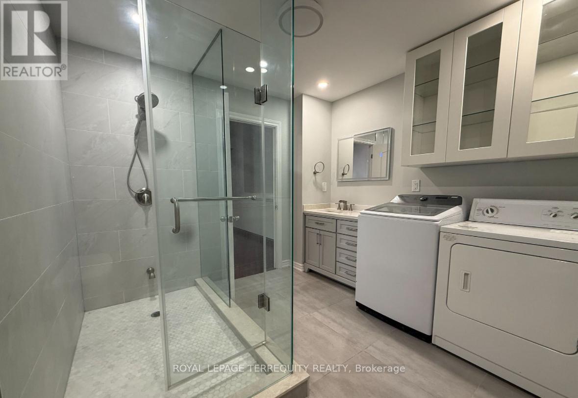 Detached at 2 AXSMITH CRESCENT, Toronto