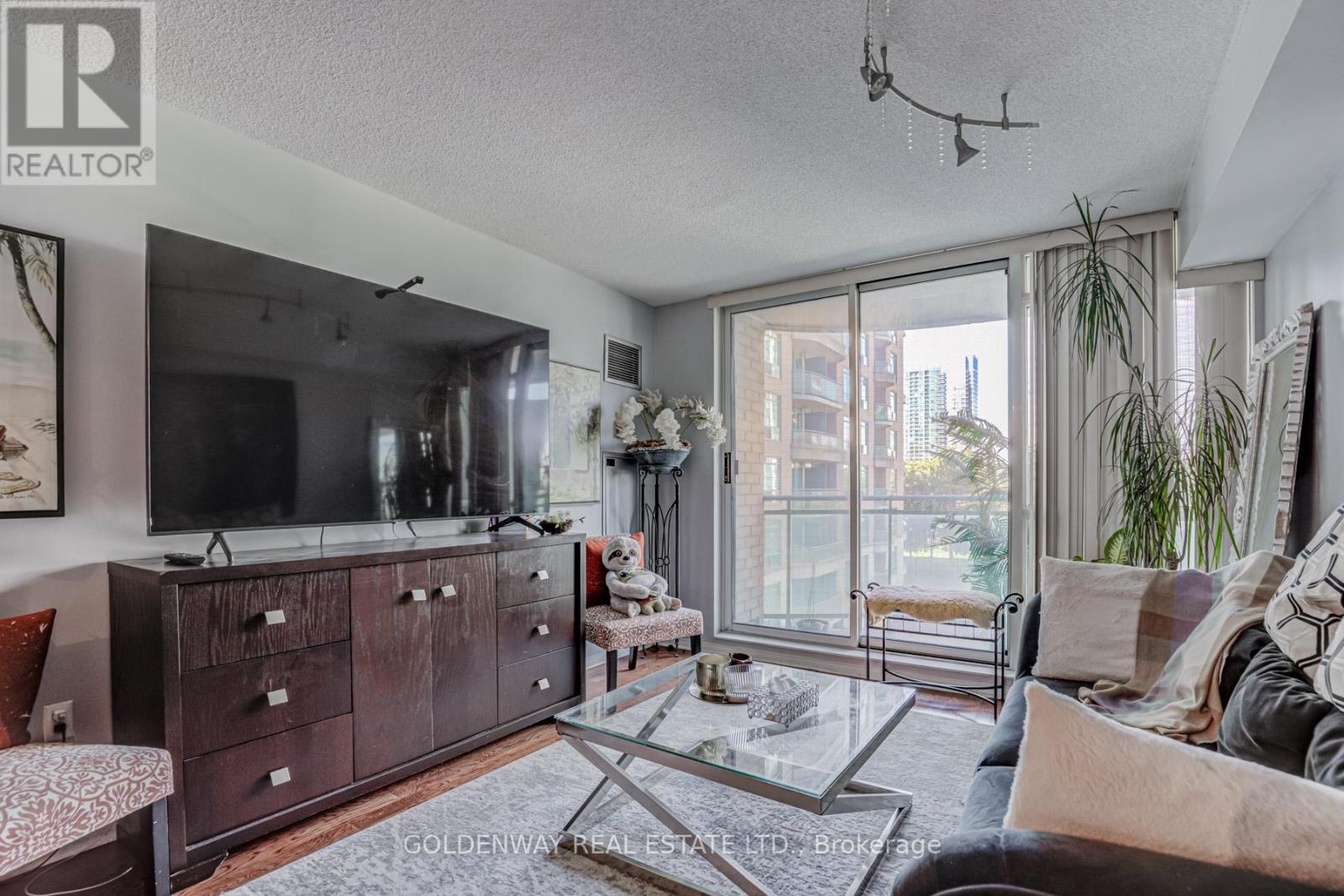 Apartment at 402 - 18 PEMBERTON AVENUE, Toronto