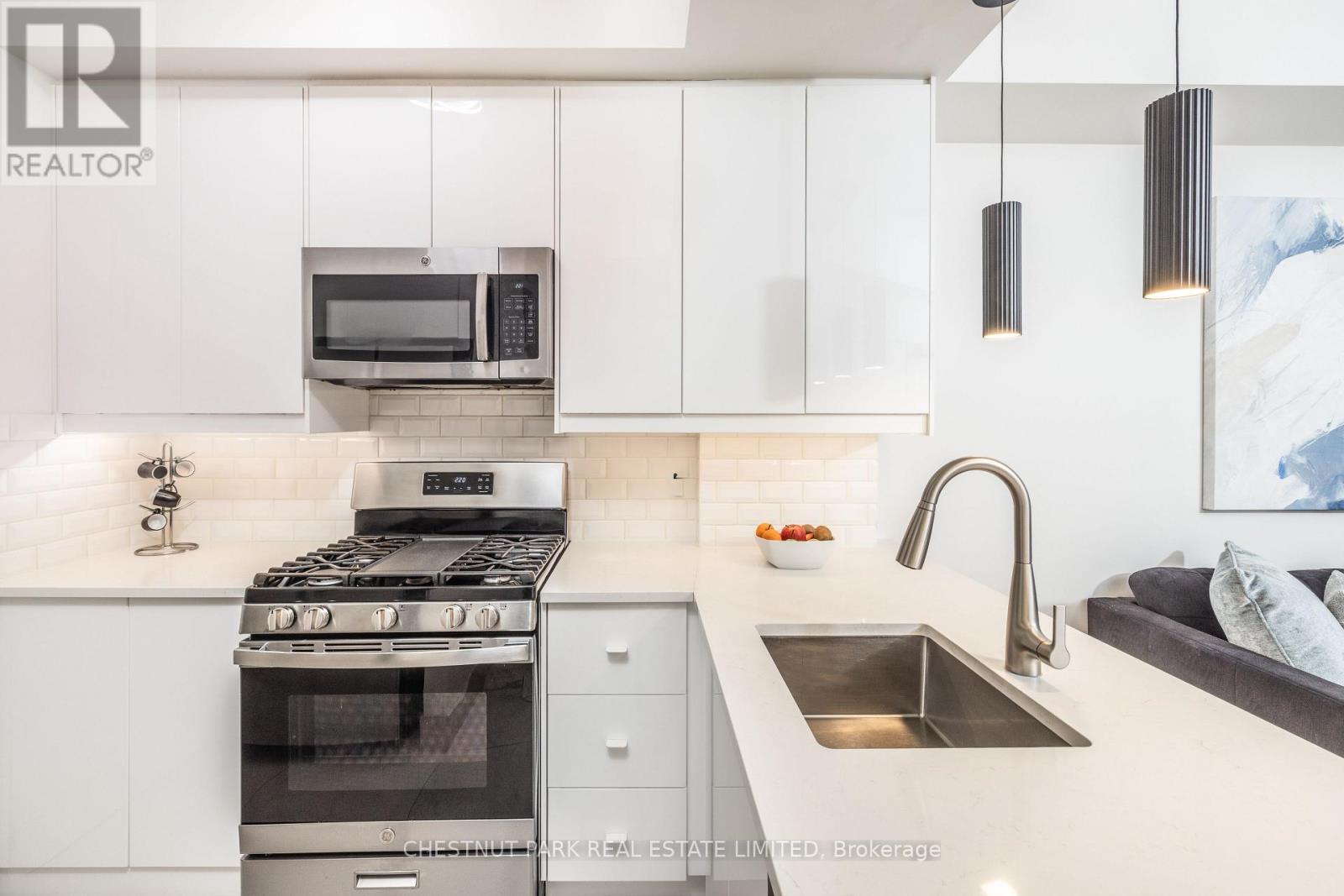 Townhouse at 101 - 500 RICHMOND STREET W, Toronto