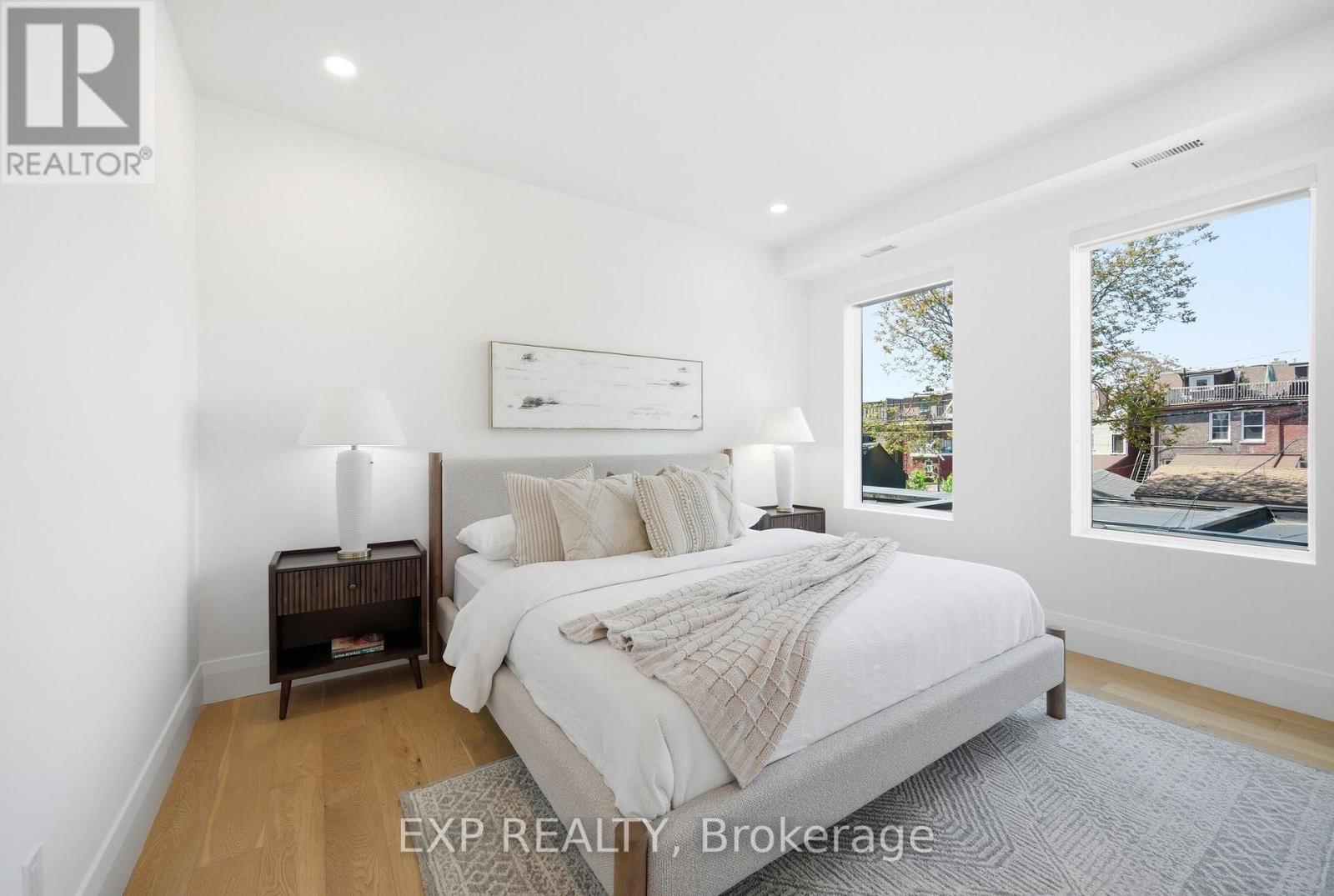 Townhouse at B - 188 LIPPINCOTT STREET, Toronto