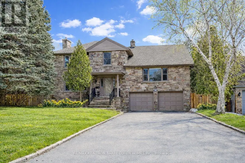 Detached at 19 LOWER LINKS ROAD, Toronto