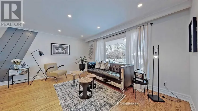 Detached at UPPER - 17 BARONESS CRESCENT, Toronto