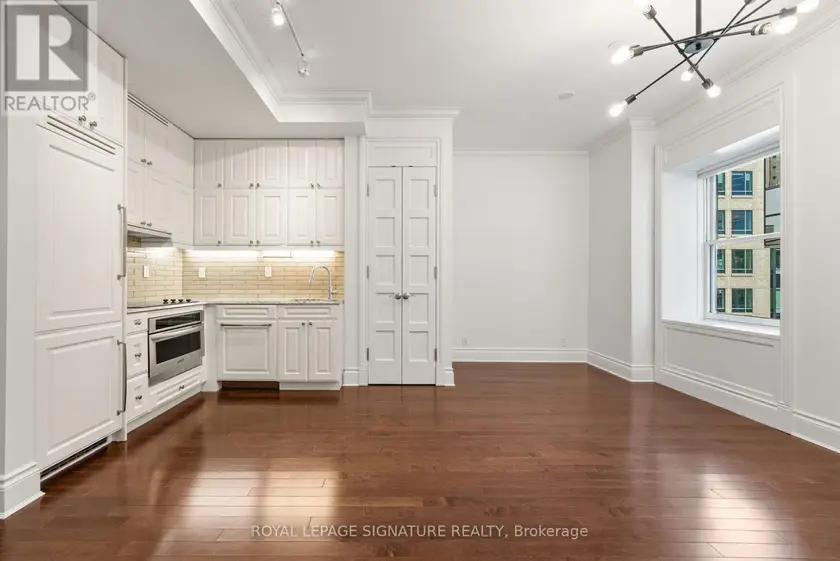 Apartment at 542 - 22 LEADER LANE, Toronto