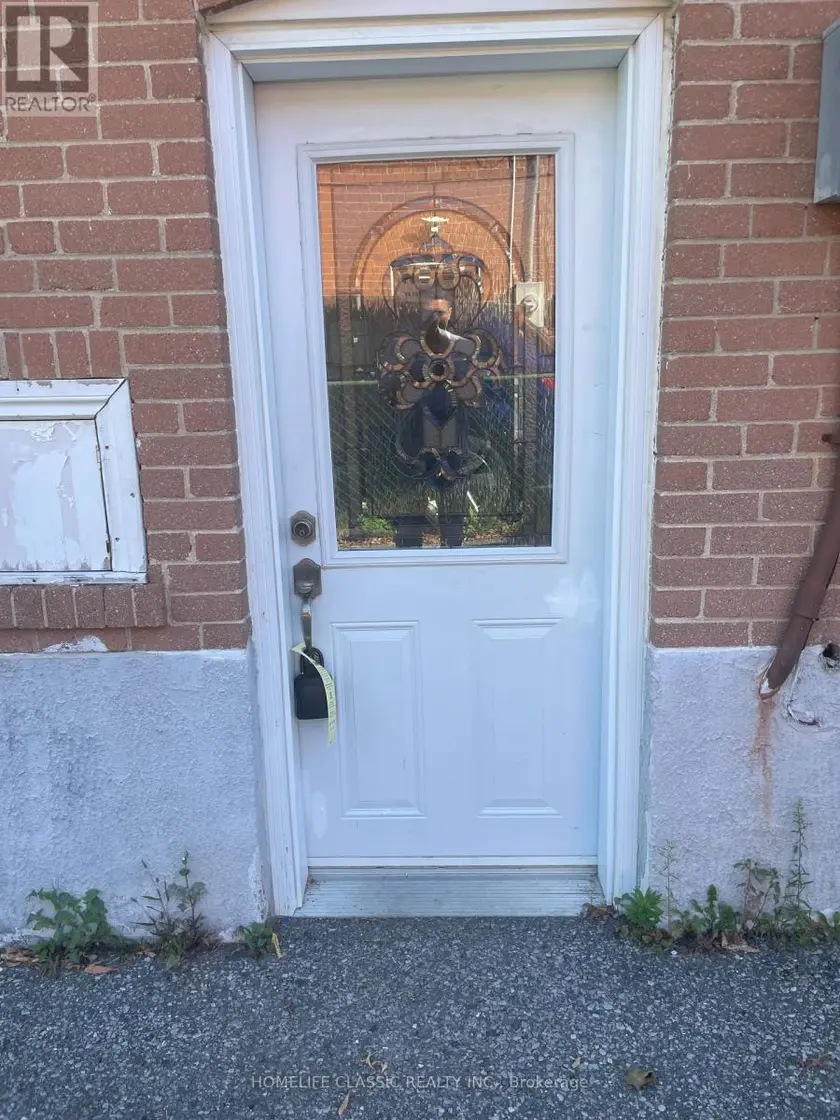 Detached at LOWER - 31 MADAWASKA AVENUE, Toronto