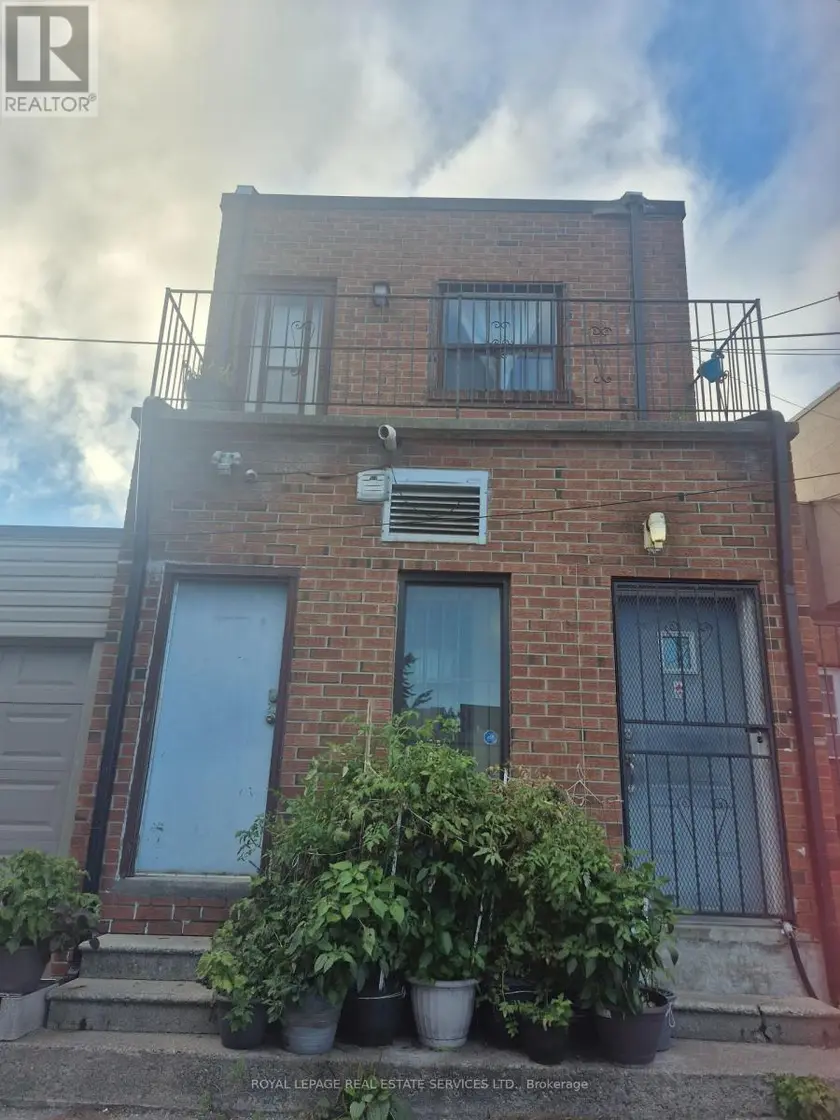 Townhouse at 1584 DUNDAS STREET W, Toronto