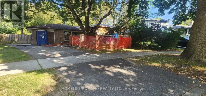 Detached at 14 THREADNEEDLE CRESCENT, Toronto
