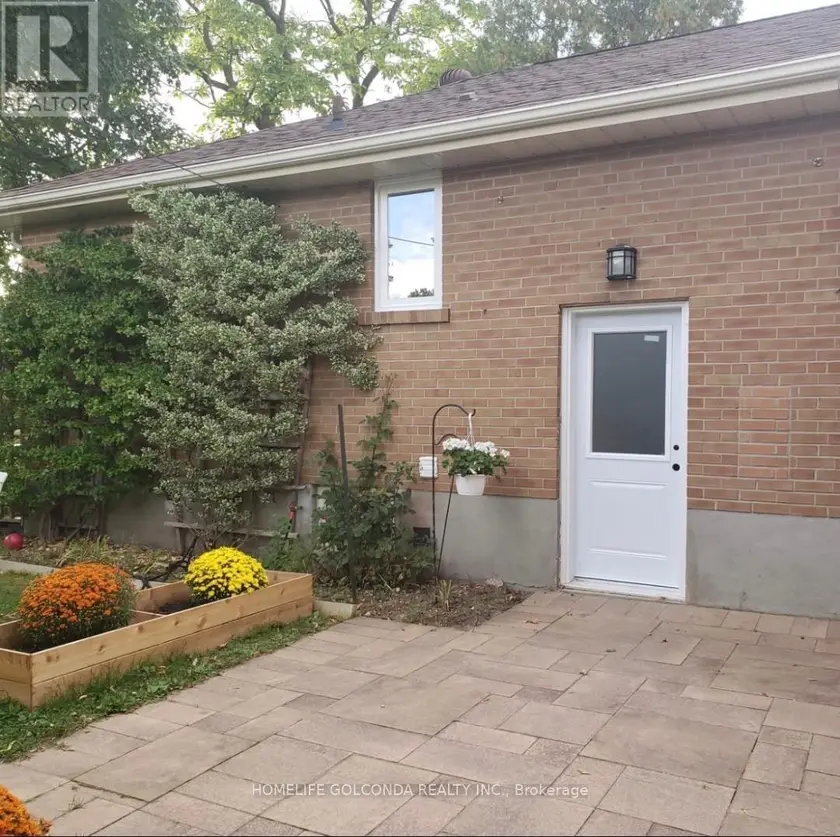 Detached at 8 HAZELGLEN AVENUE, Toronto