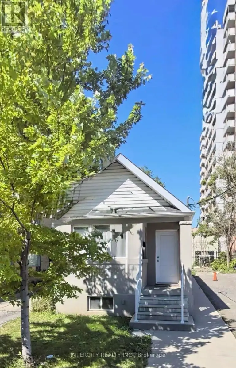 Detached at BSMT - 692 NORTHCLIFFE BOULEVARD, Toronto