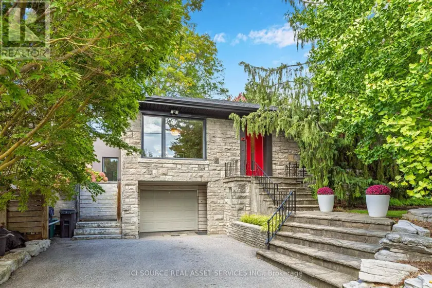 Detached at 10 RED OAKS CRESCENT, Toronto