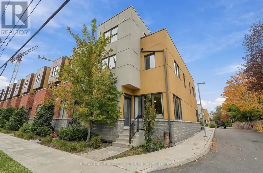 Townhouse at 33 - 9 CLINTWOOD GATE, Toronto