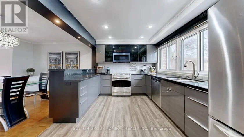 Townhouse at 4 DOVE HAWK WAY, Toronto