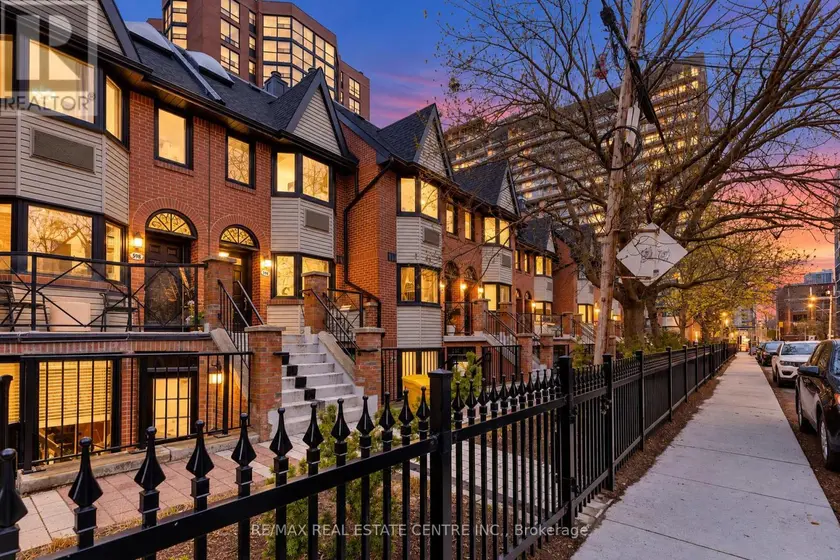 Townhouse at 590A - 574 WELLINGTON STREET W, Toronto