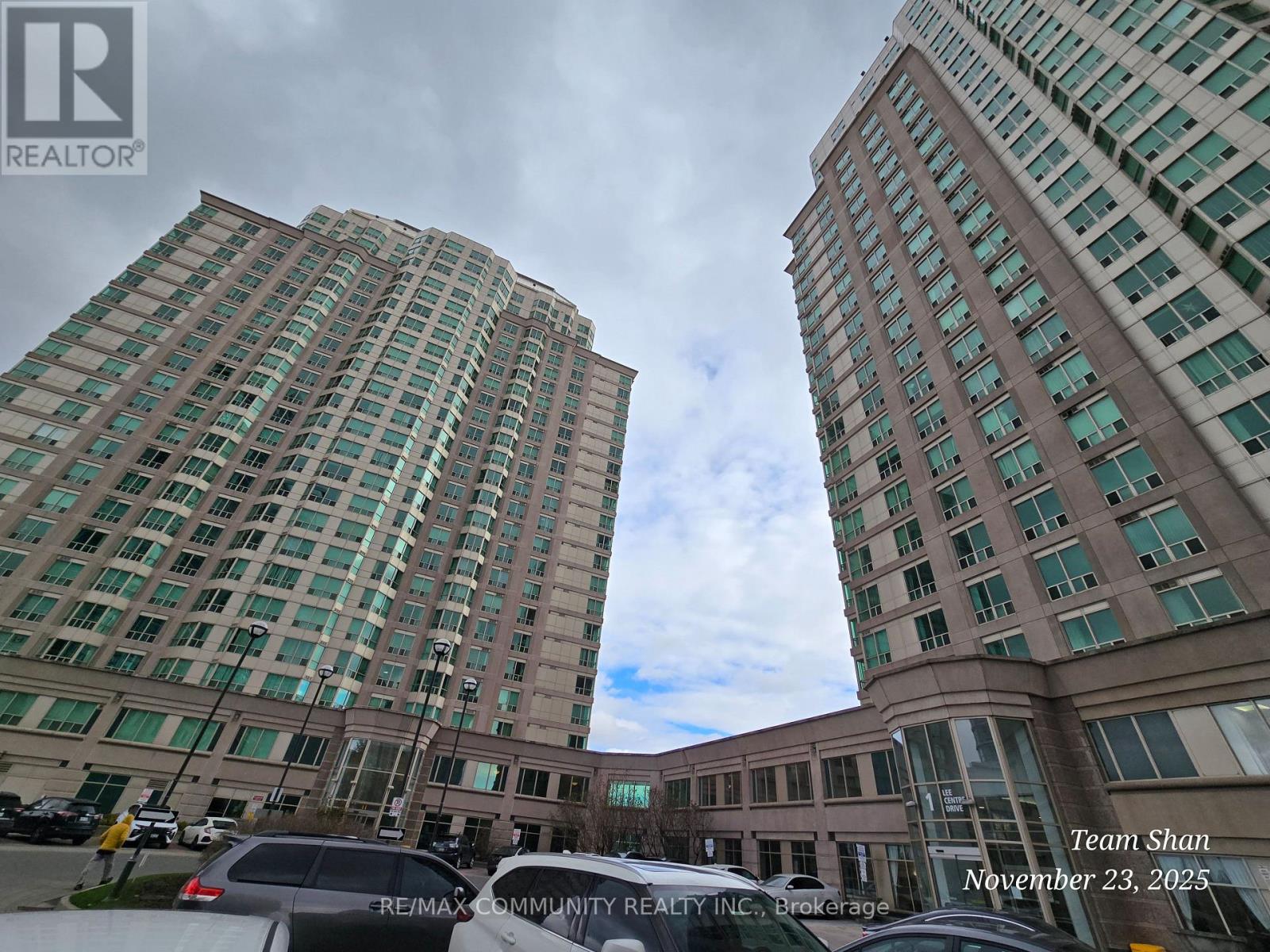 Apartment at PH302 - 1 LEE CENTRE DRIVE, Toronto (Woburn)