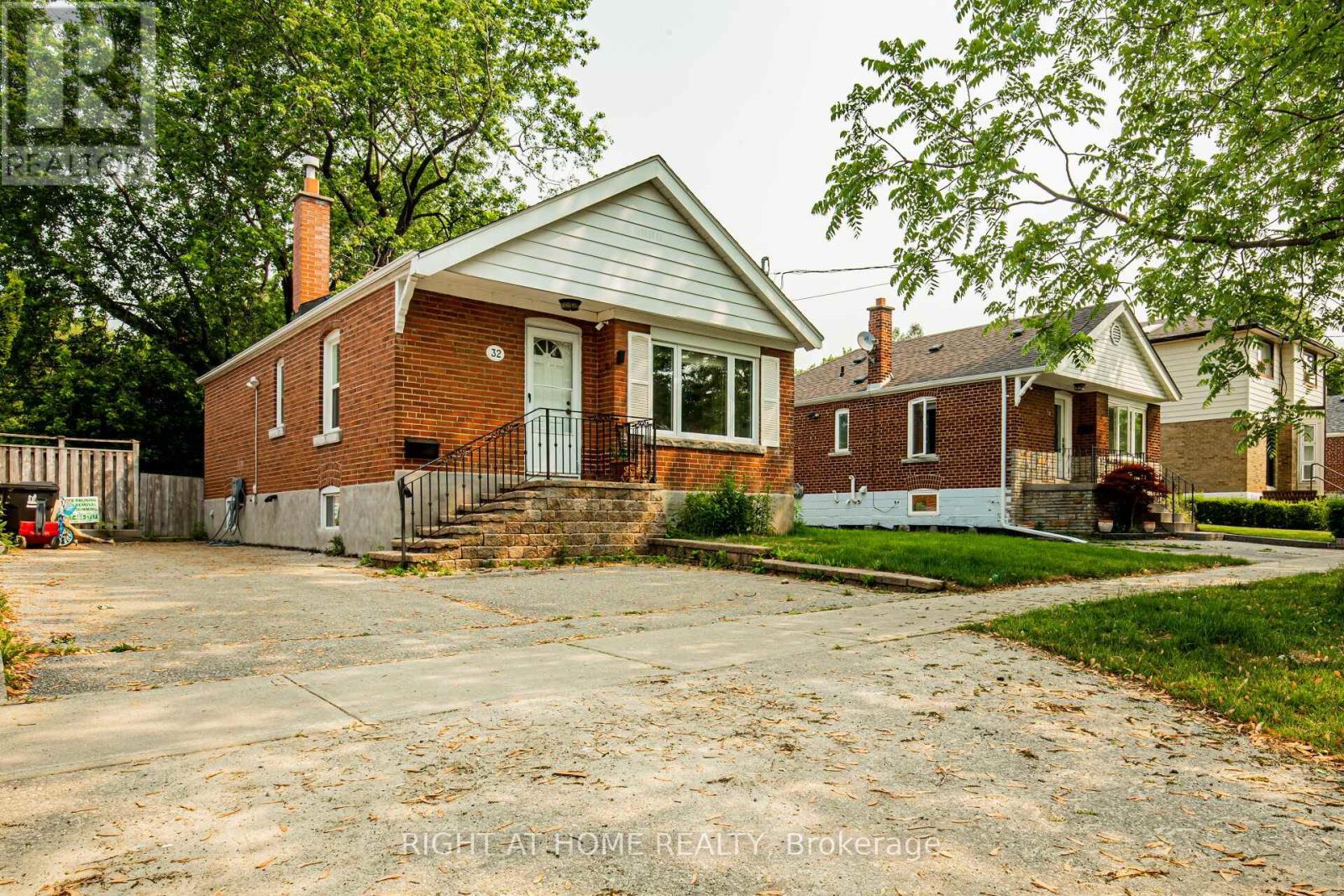 Detached at 32 FLORENS AVENUE, Toronto (Clairlea-Birchmount)
