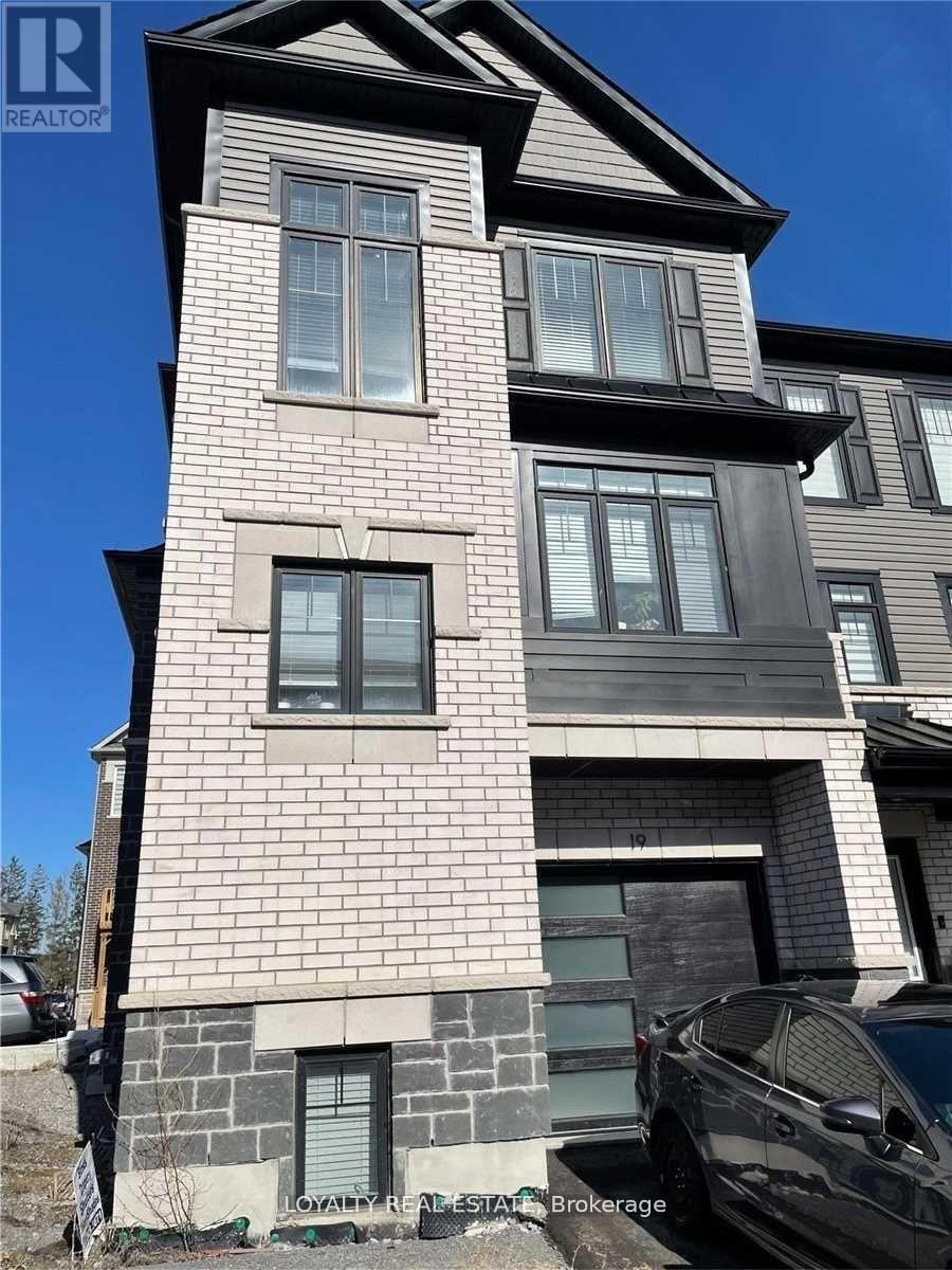 Townhouse at 19 AMBEREEN PLACE, Clarington (Bowmanville)