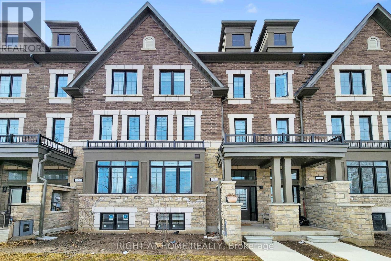Townhouse at 7 SELFRIDGE WAY, Whitby (Downtown Whitby)