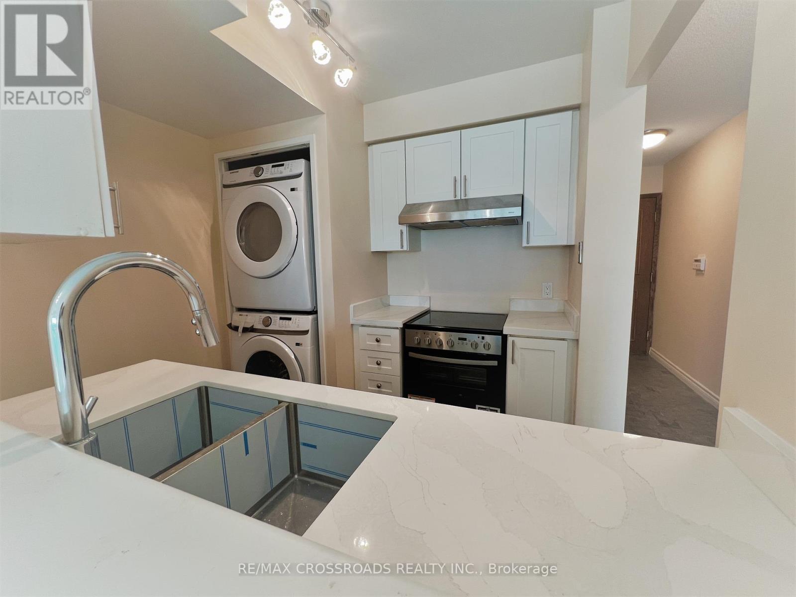Apartment at 1702 - 8 LEE CENTRE DRIVE, Toronto