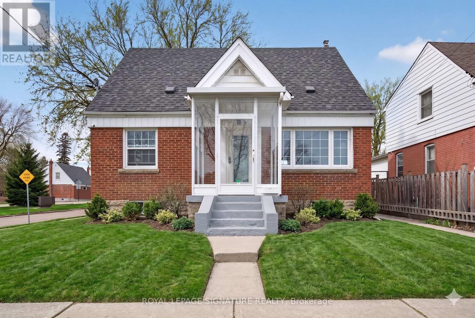 Detached at 3244 ST CLAIR AVENUE E, Toronto (Clairlea-Birchmount)