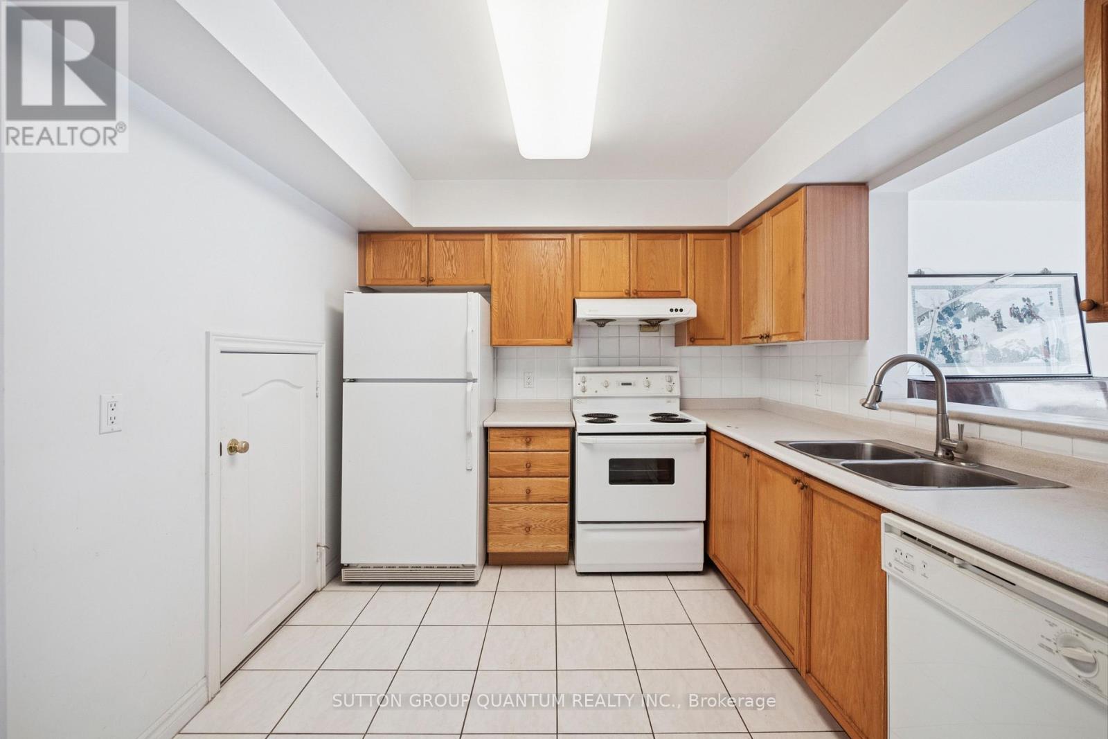 Townhouse at 7 - 119 OMNI DRIVE, Toronto
