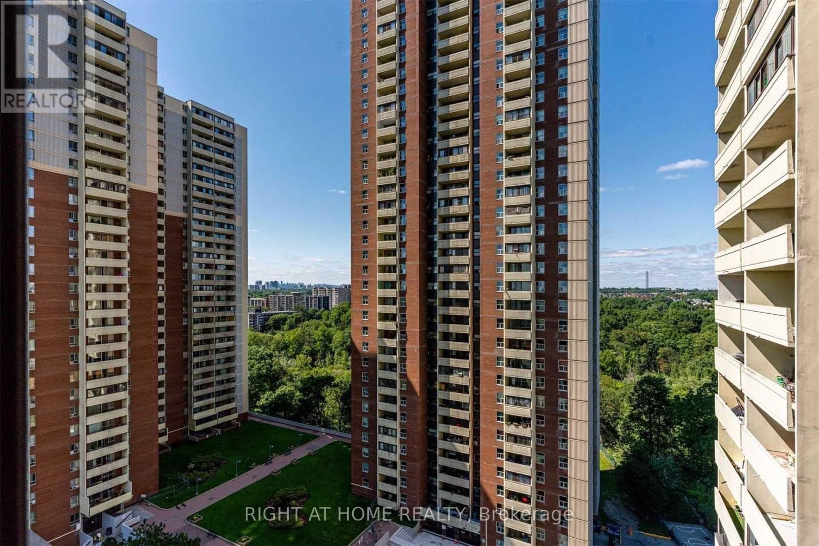 Apartment at 106 - 5 MASSEY SQUARE, Toronto (Crescent Town)