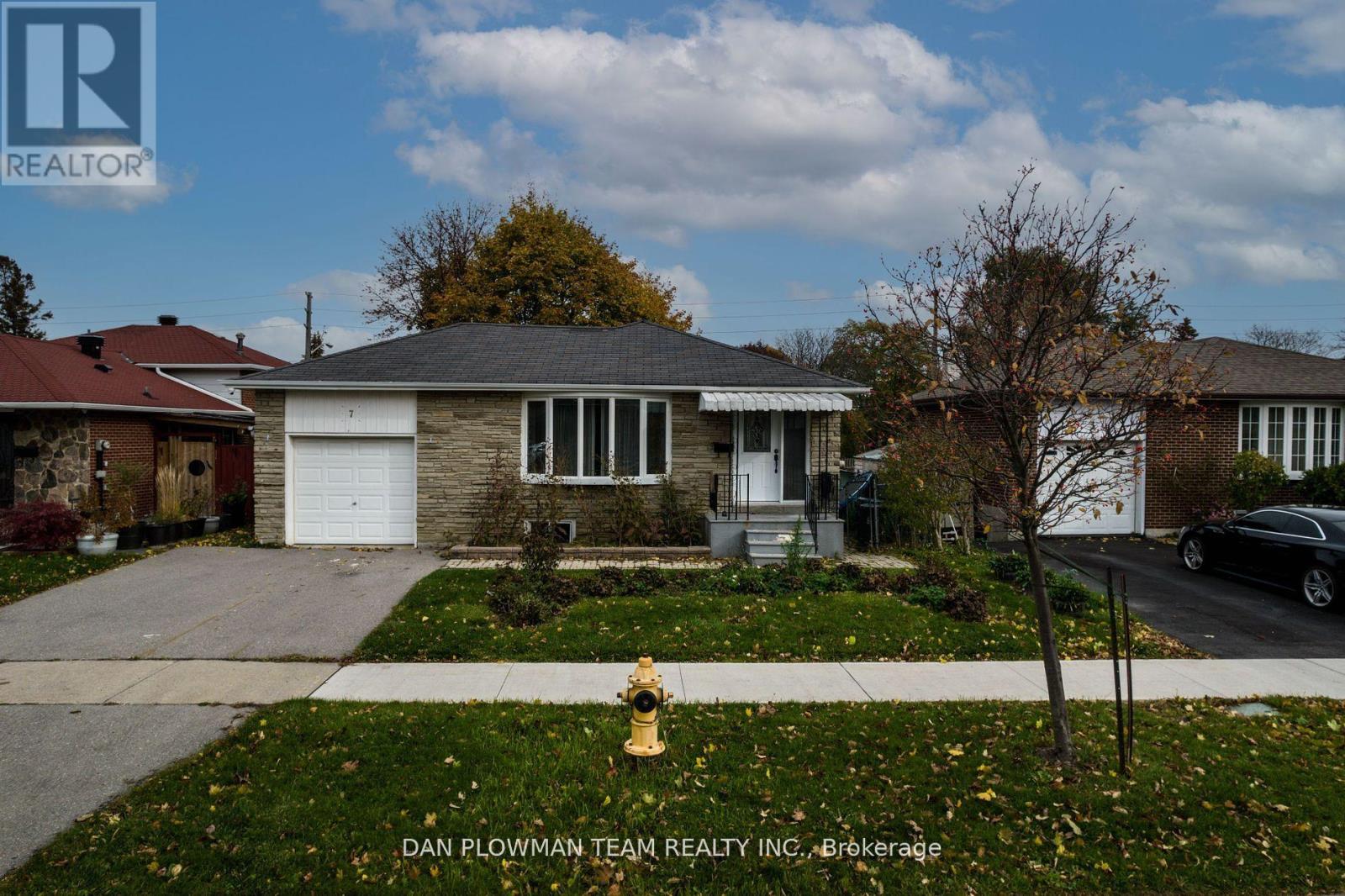 Detached at 7 BERKHAM ROAD, Toronto (Woburn)