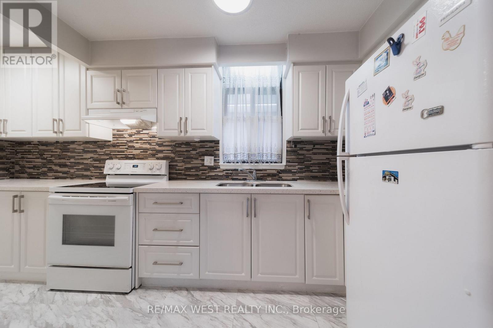 Apartment at 1-202 - 50 OLD KINGSTON ROAD, Toronto (West Hill)