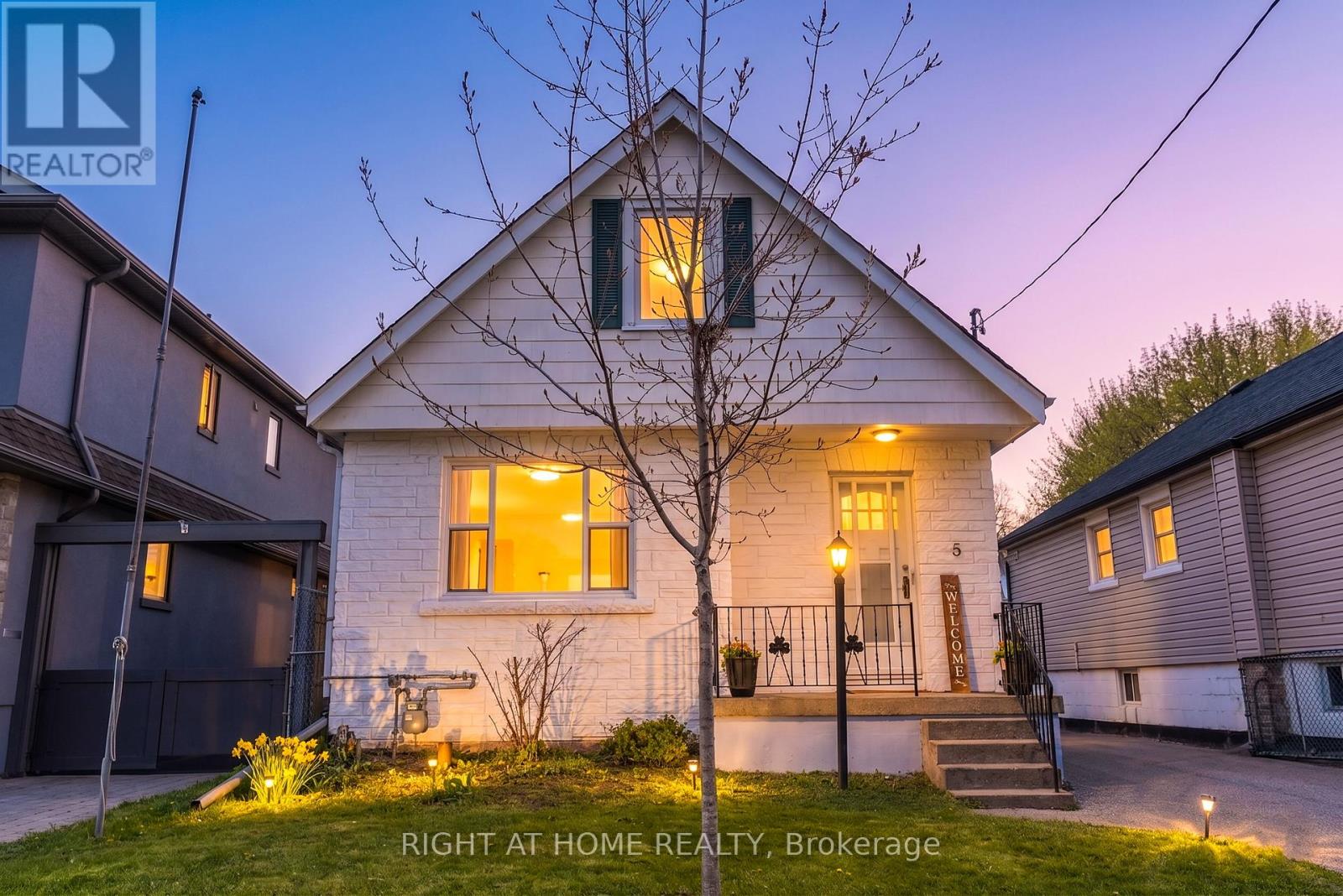 Detached at 6 VANBRUGH AVENUE, Toronto (Birchcliffe-Cliffside)